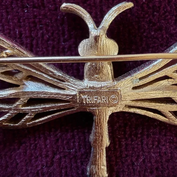 1960s Crown signed Trifari Dragonfly Brooch with Pink Rhinestone eyes - Picture 2 of 4